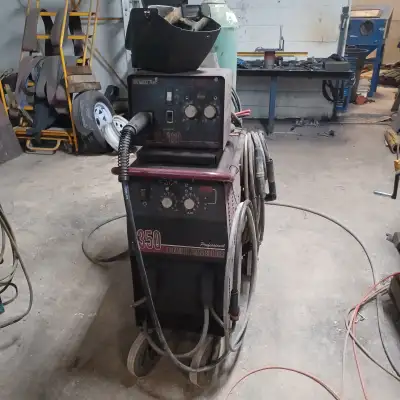 Thermal Arc 350 welder, comes with cabeles and mig gun. works well. 240v 3 phase input power. machin...