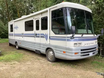 36 foot, sleeps 4. Has air over hydrolic brakes, Cummins diesel, Alison transmission, low mileage. W...