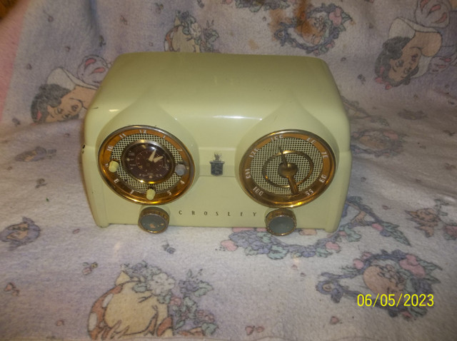 Collectible 1953 Crosley Clock Radio Model #D 25 in Arts & Collectibles in City of Toronto - Image 2