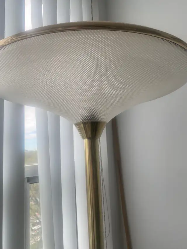 Mid century stand up brass lamp .works perfect ,5 feet7 in tall in Indoor Lighting & Fans in City of Toronto - Image 3