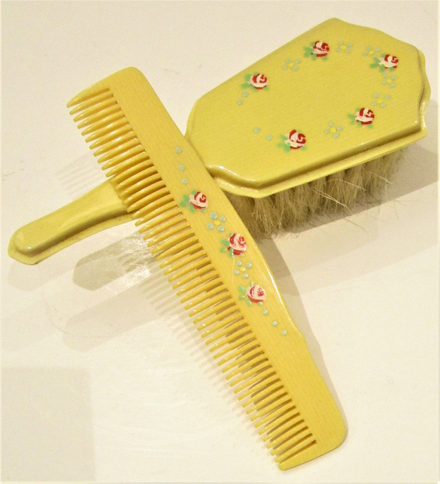 1920'S "FRENCH IVORY" BABY'S BRUSH & COMB SET in Arts & Collectibles in Hamilton