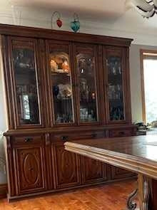 1982 Oak Buffet Hutch Cabinet in Dining Tables & Sets in Strathcona County - Image 3