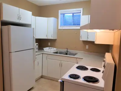 BASEMENT SUITE: 2Br, 1Ba UTILITIES INCLD! Glastonbury, West Edm.