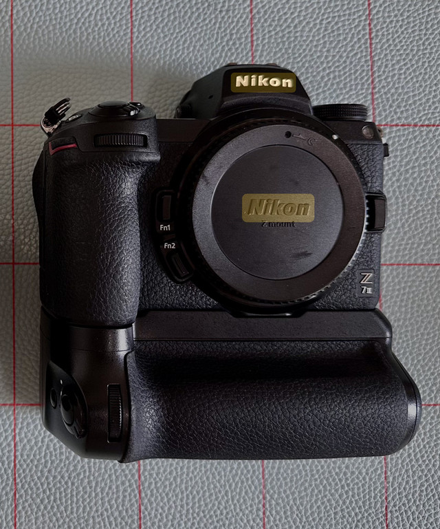Camera Nikon Z7II + battery grip (Shutter 75K) dans Appareils photo et caméras  à Ville de Montréal