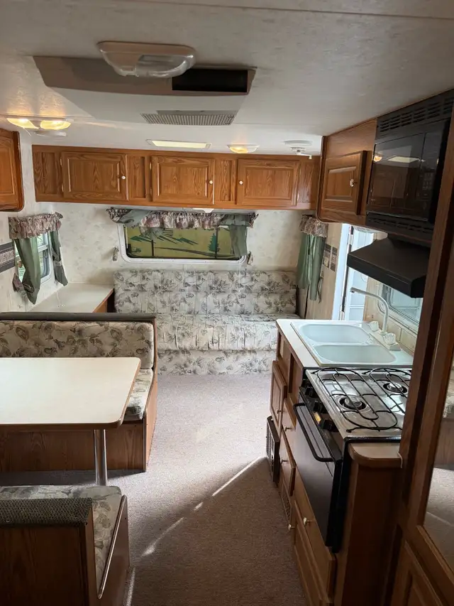 2002 Forest River Sierra Lite 22’ Trailer in Travel Trailers & Campers in Cranbrook - Image 6
