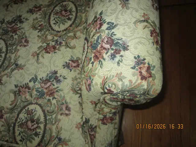 Vintage Sofa in Couches & Futons in Kingston - Image 3