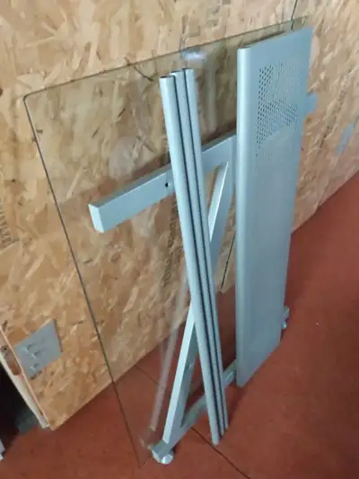 Extension pour bureau d'ordinateur en verre trempé avec structure en métal. Il manque les vis. Tempe...