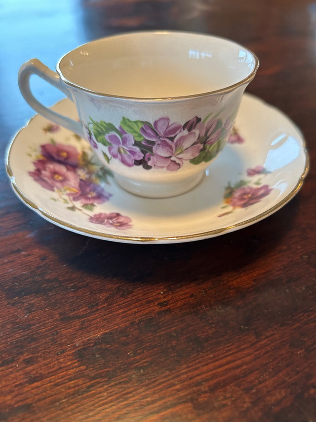 Vintage China Tea Cups in Arts & Collectibles in Napanee