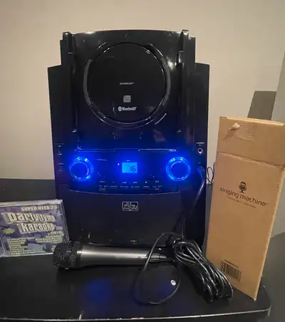 1 micro et 1 cd inclus Support réglable pour appareil portable. Diffuse de la musique sans fil à par...