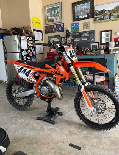 Selling my 2018 ktm 125sx, in great condition, no issues ready to ride. 15 hrs on top end, 54 on bot...