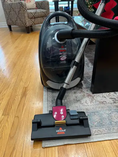 Bissell pet hair eraser cyclonic bagless vacuum cleaner. Model 66T6-C - Org price $120. In good work...