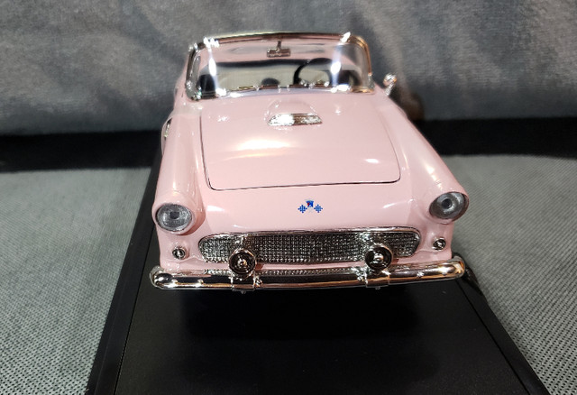 Road Signature Yat Ming 1955 Ford Thunderbird Pink 1:18 Die Cast in Arts & Collectibles in Sarnia - Image 2