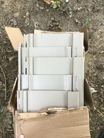 One full box of Kaycan vertical siding in colour khaki. Board and batten style. Ten foot lengths wil...