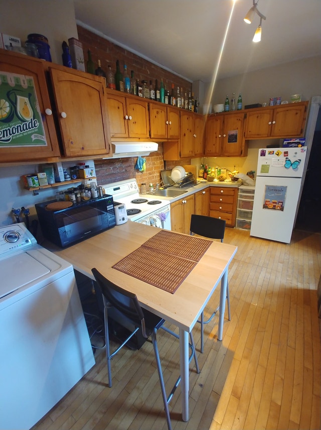 100 Ave des Pins E — photo 3