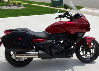 Honda CTX 700 in excellent condition. - 25,000kms - Always Maintained - Includes Hard-Case Saddlebag...