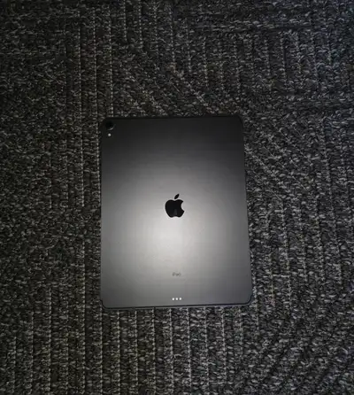 IPAD 12.9 3e GEN 512 GB PARFAITE CONDITION COMME NEUF. 775$ négo, View more