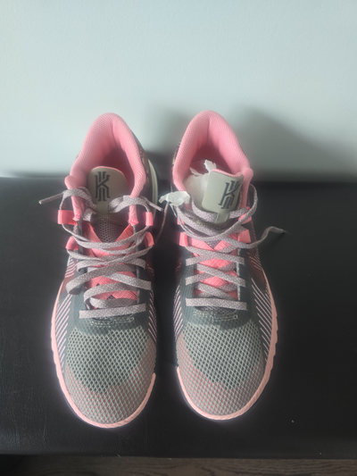These are Nike Kyrie basketball shoes (Kyrie line). Size US 7.5