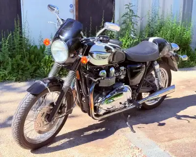 Taken care of by a loving and meticulous owner. Tested and good to go! "The 2007 Triumph Bonneville...