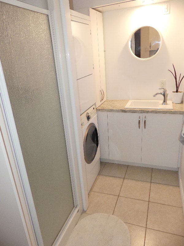 Petit studio 2 1/2 avec salle de bain privée et grand terrain