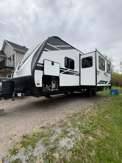 Impeccable !!! Roulotte Imagine 2600RB année 2021. Finition haut de gamme Grand Design moderne avec...