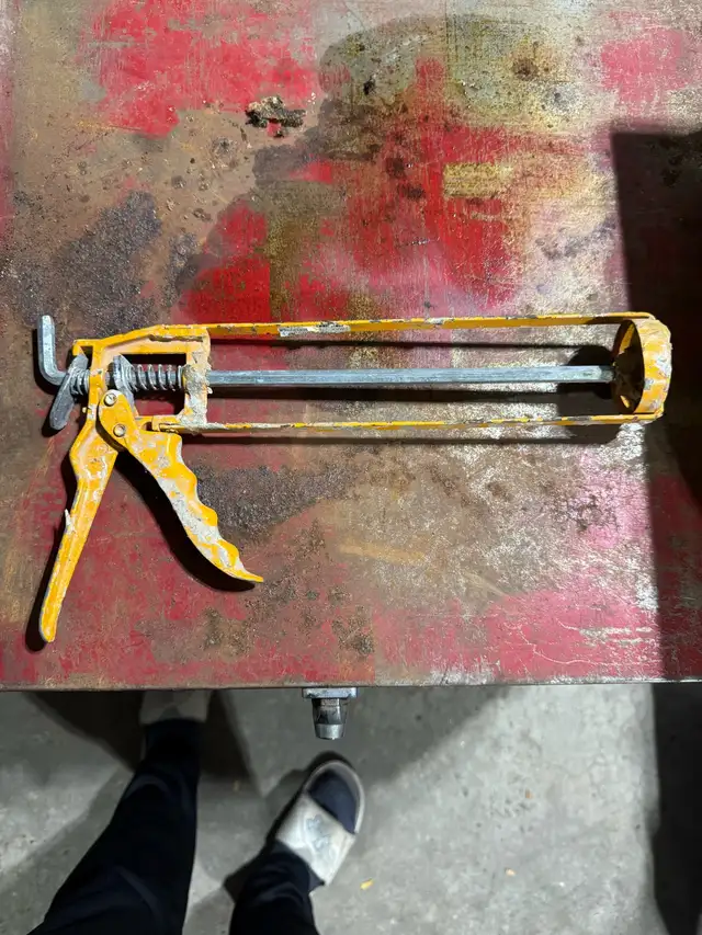 CHAULKING GUN in Hand Tools in Hamilton - Image 2