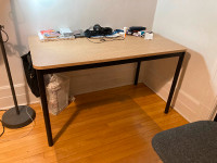 Bureau Ikea modèle Tommaryd comme neuf