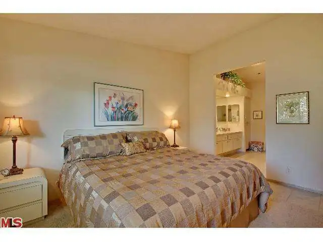 Palm Springs Condo in California in Canada - Image 6