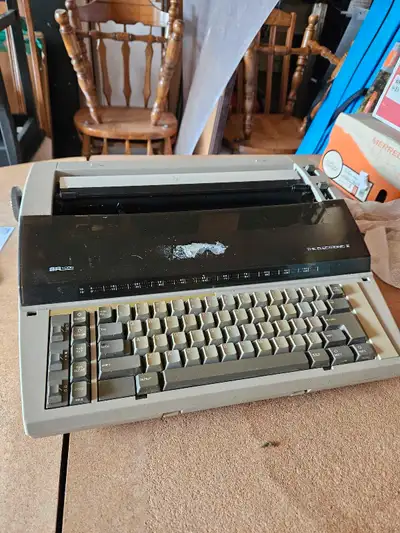 Vintage Sears Portable Electronic Typewriter SR1000 The Electronic III in good working condition. Ri...