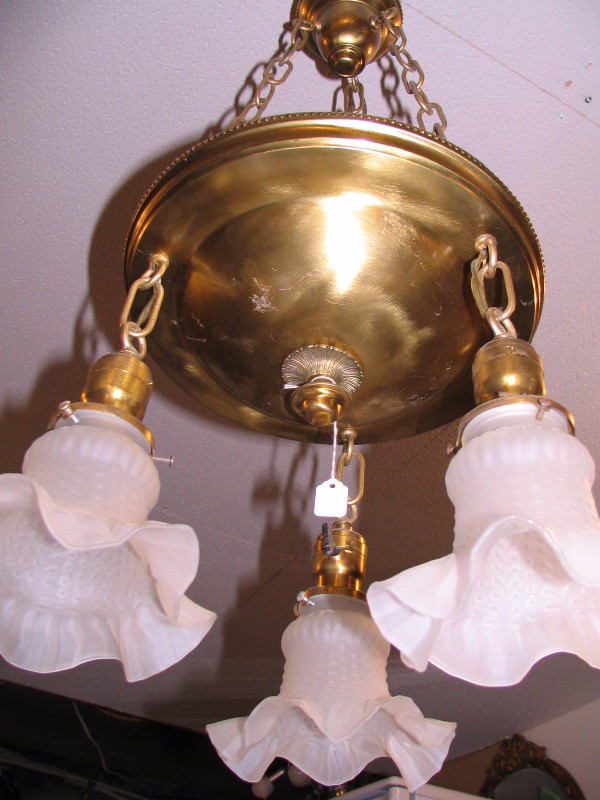 LAMPE SUSPENDUE PLAFONNIER EN CUIVRE AVEC 3 GLOBES BLANCS dans Éclairage intérieur et plafonniers  à Ville de Québec - Image 4