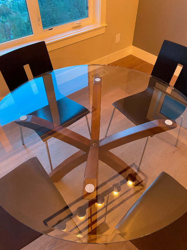 Glass dining table and chairs in Dining Tables & Sets in Kelowna - Image 2