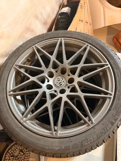 I am selling a set of used BMW M4 wheels equipped with winter tires, perfect for ensuring optimal gr...
