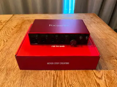 Interface audio Focusrite Scarlett 18i8 3ième génération en parfaite condition. 4 préamplis micro av...
