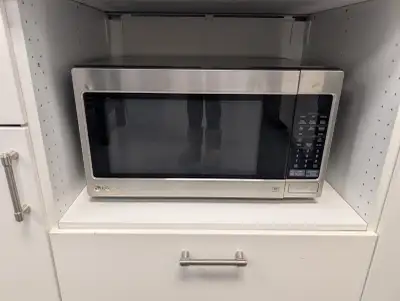 Selling LG Microwave 23.5W x 18 L x 12.5 H