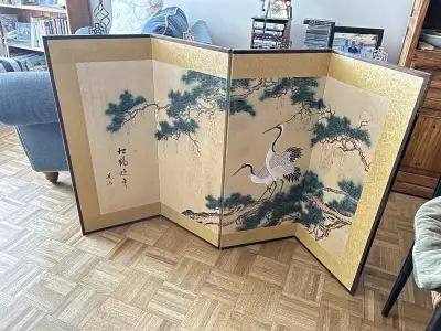 This vintage oriental fireplace screen is in like new condition and features a beautiful crane and p...