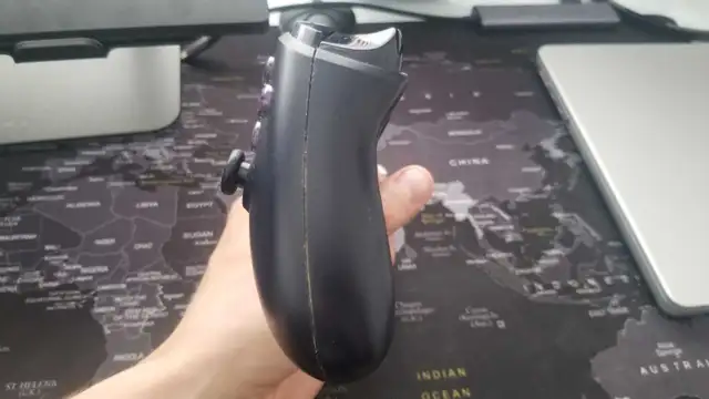 Xbox One S Controller (broken on the side but functionab in XBOX One in West Island - Image 3