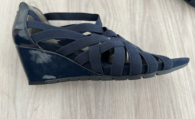 Size 8 1/2 Navy Wedge Heel Bandolino Sandal in Women's - Shoes in Winnipeg - Image 2