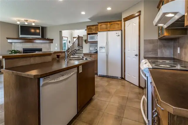 2-STOREY, 3 BED, 3.5 BATH, BONUS ROOM, ATTACHED GARAGE & DEVEOPE in Long Term Rentals in Calgary - Image 5