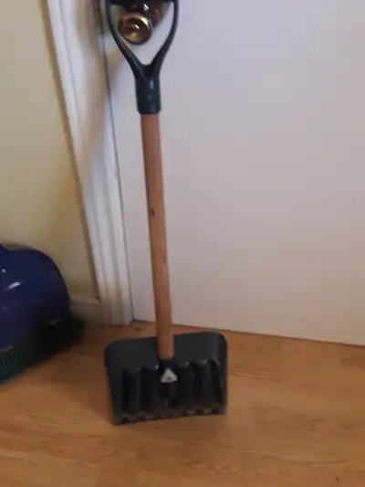 Snow shovel good for car Price 5$ Call 4389923261