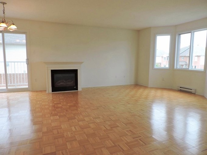 Sunny, spacious 4 1/2 apt in plateau with 5 appliances Oct 1st 2