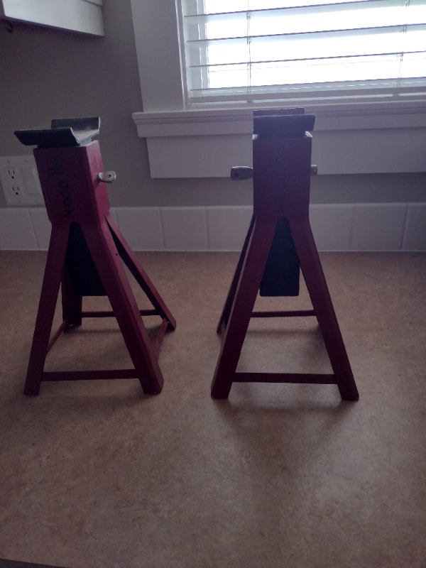2 TON JACK / AXLE STANDS Ladders & Scaffolding Penticton Kijiji
