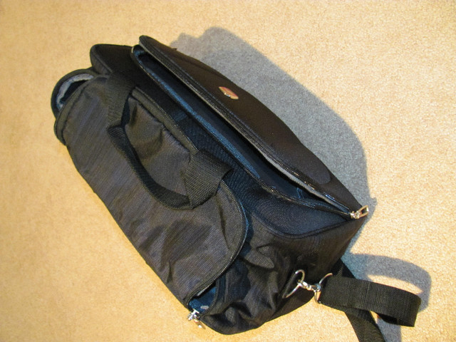 Swissgear Shoulder Bag (laptop or boarding bag) in Other in Kitchener / Waterloo - Image 3