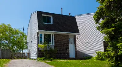 Fully Renovated 3-Bedroom Home for Rent:Prime Location Barrhaven