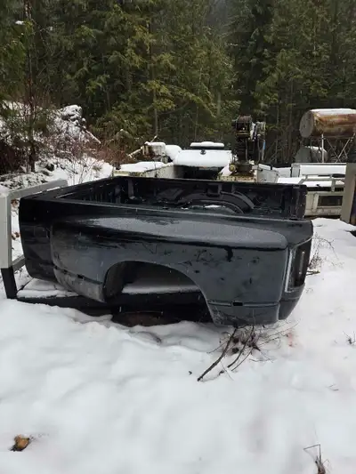 Good shape used Dually Box. Black piant is very nice. No rust. Small crack on clearance light left r...