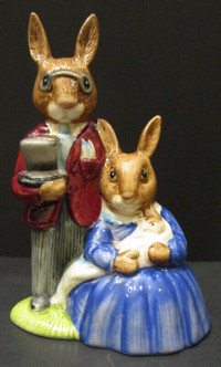 ROYAL DOULTON "FAMILY PHOTOGRAPH BUNNYKINS" FIGURINE, BOXED