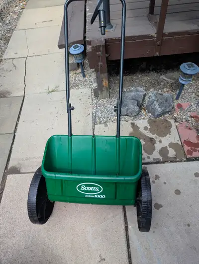 Scotts drop bottom fertilizer spreader. Pick up in Shawnessy