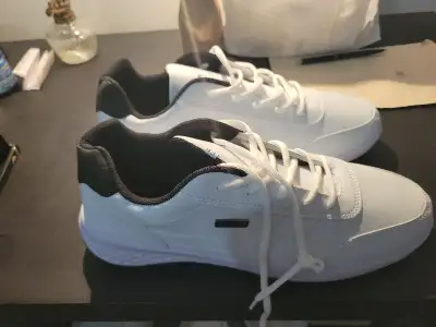 Chaussures neuves, View more