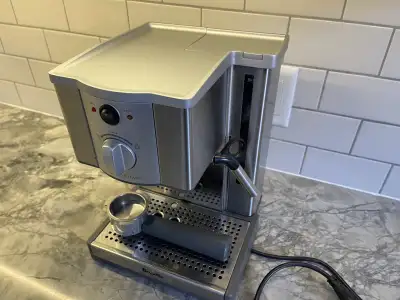 * Breville Cafe Roma ESP8XL espresso machine * Used but in good condition, ready to create delicious...