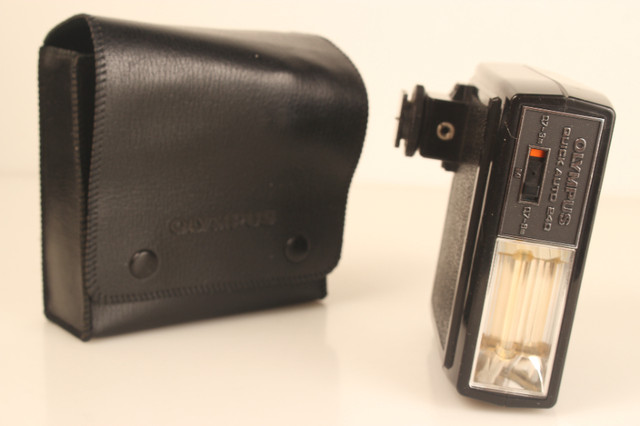 Olympus Quick Auto 240 Shoe Mount Flash for film cameras in Cameras & Camcorders in City of Toronto - Image 2