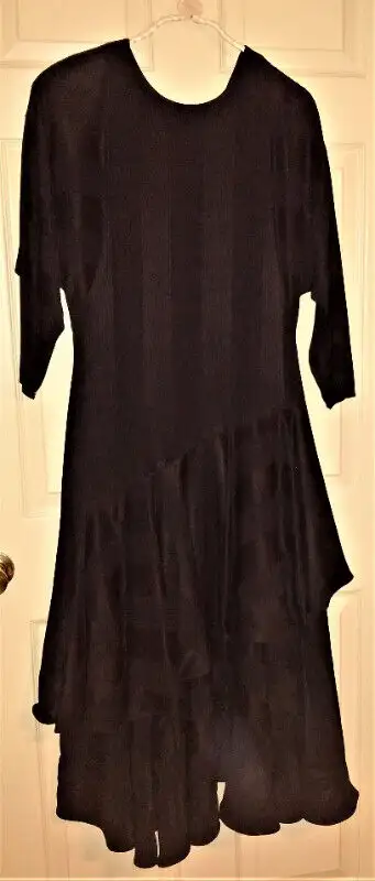 Simon Chang beautiful black evening dress with full skirts, V-neck back, size 8-10, new & never worn