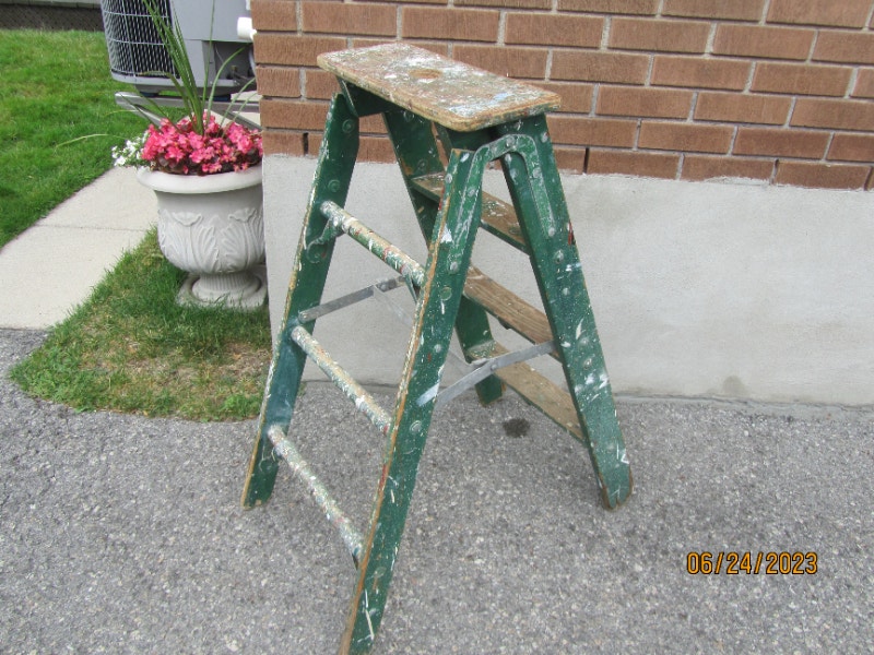 Step ladder // Escabeau Ladders & Scaffolding Gatineau Kijiji